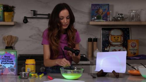 درخشش رنگ در تاریکی